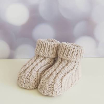 Geschenk für Neugeborene, Babyschuhe in zartem Beige, von Hand gestrickt, aus reiner Wolle, Größe 3-6 Monate