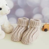 Geschenk für Neugeborene, Babyschuhe in zartem Beige, von Hand gestrickt, aus reiner Wolle, Größe 3-6 Monate Bild 3