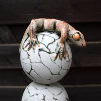 Keramik schlanke Kugelstele mit kleinem Echslein frostfeste Gartenkeramik Bild 5