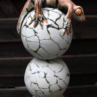 Keramik schlanke Kugelstele mit kleinem Echslein frostfeste Gartenkeramik Bild 6