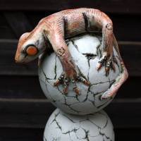 Keramik schlanke Kugelstele mit kleinem Echslein frostfeste Gartenkeramik Bild 8