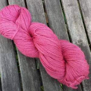 Schurwollgarn 300m / 100g - pflanzengefärbt pink - Mützenwolle pink Bild 1