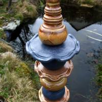 Keramik Stele gelbbraune und schwarze Elemente verspielt Spitze opulent frostfeste Gartenkeramik Bild 4