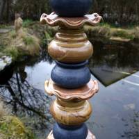 Keramik Stele gelbbraune und schwarze Elemente verspielt Spitze opulent frostfeste Gartenkeramik Bild 6