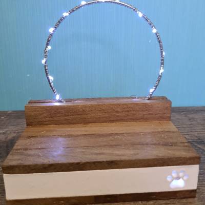 Holzpodest mit Klötzchen aus Keraflott mit Pfotenausschnit und Lichterkette - personalisierbar individuell