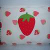 Kissen, Erdbeerkissen  in 35x25cm, süsse Erdbeeren mit Pünktchen in rot kombiniert an den Seiten und Zackenlitze Bild 1