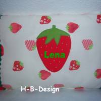 Kissen, Erdbeerkissen  in 35x25cm, süsse Erdbeeren mit Pünktchen in rot kombiniert an den Seiten und Zackenlitze Bild 2