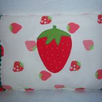 Kissen, Erdbeerkissen  in 35x25cm, süsse Erdbeeren mit Pünktchen in rot kombiniert an den Seiten und Zackenlitze Bild 3