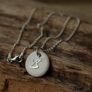 Weiße Keramik und kleines Engelchen an Silberkette - Weihnachtsgeschenk für die Freundin Bild 3