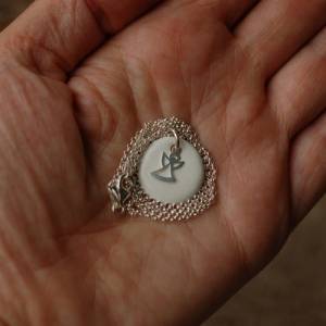 Weiße Keramik und kleines Engelchen an Silberkette - Weihnachtsgeschenk für die Freundin Bild 4