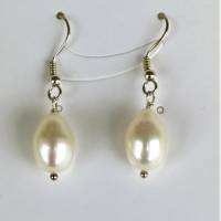 Verspielte Ohrringe mit Tropfen-Perle in Silber 925 gearbeitet. Ein minimalistischer Basic Schmuck mit feiner Note Bild 1