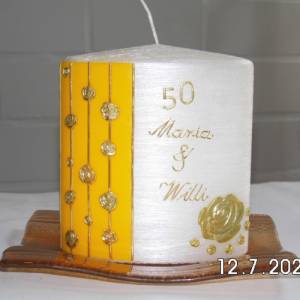 Goldhochzeitskerze mit goldenen Rosen verziert, Formkerze Ellipsenform mit Perlmuttoberfläche, Kerze Hochzeitstag Bild 1