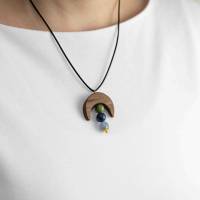 Halskette Mond aus Holz mit drei Edelsteinperlen Jade, Dumortierit, Aquamarin "bleib gelassen" Bild 2