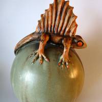 Drachenechse auf Keramikkugel frostfeste Gartenkeramik Keramikobjekt Bild 4