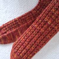 Socken Gr. 41/42 mit Muster, Wollsocken Strümpfe Sneakersocken, handgestrickt, rost rot braun orange, Herbstfarben Bild 5