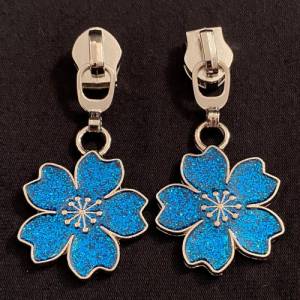 Zipper Sparkling Blossom, breit, silber-blau, 1 Stück / Schieber für Reißverschlüsse mit Spiralraupe Bild 1