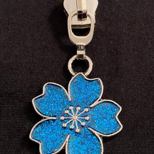 Zipper Sparkling Blossom, breit, silber-blau, 1 Stück / Schieber für Reißverschlüsse mit Spiralraupe Bild 2
