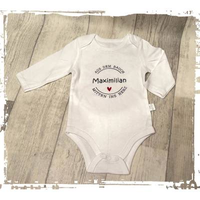 Babybody mit Name „Aus dem Bauch Mitten ins Herz“, Strampler Body personalisieren, Babybody Geschenkidee Geburt 