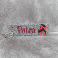 Schlüsselanhänger aus Filz mit 'PETRA' und Messi-Bun-Motiv - Abverkauf Bild 2