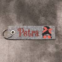 Schlüsselanhänger aus Filz mit 'PETRA' und Messi-Bun-Motiv - Abverkauf Bild 4
