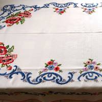 Weiße Tischdecke wundervoll handbestickt mit Mohnblumen und Kornblumen - edles Tischtuch fuer die Kaffeetafel Bild 1