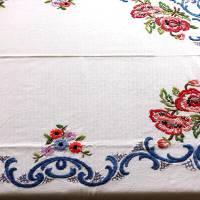 Weiße Tischdecke wundervoll handbestickt mit Mohnblumen und Kornblumen - edles Tischtuch fuer die Kaffeetafel Bild 2