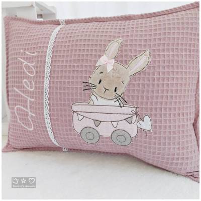 Namens-/Kuschelkissen 30cmx40cm mit Doodlestickerei Hase Lotta im Bollerwagen, personalisierbar