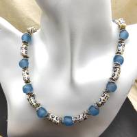 Halskette - afrikanische handgemachte Krobo-Glas-Perlen - hellblau, cremeweiß, silber - 45 - 47,5 cm Bild 1