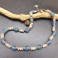 Halskette - afrikanische handgemachte Krobo-Glas-Perlen - hellblau, cremeweiß, silber - 45 - 47,5 cm Bild 3