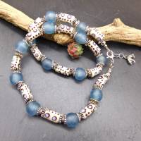 Halskette - afrikanische handgemachte Krobo-Glas-Perlen - hellblau, cremeweiß, silber - 45 - 47,5 cm Bild 4