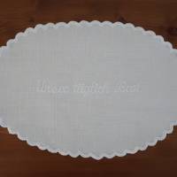Deckchen für einen Brotkorb oval weiß mit Stickerei 