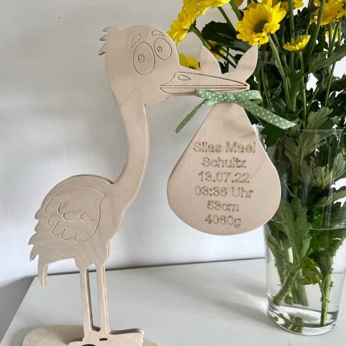 Geschenk zur Geburt Storch aus Holz personalisiert mit eingravierten Geburtsdaten