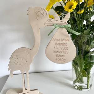 Geschenk zur Geburt Storch aus Holz personalisiert mit eingravierten Geburtsdaten Bild 2
