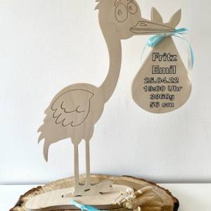Geschenk zur Geburt Storch aus Holz personalisiert mit eingravierten Geburtsdaten Bild 3