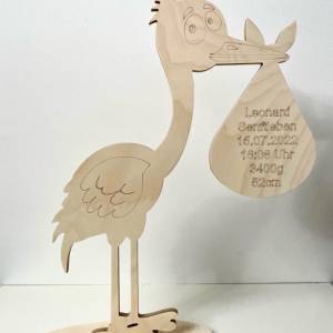 Geschenk zur Geburt Storch aus Holz personalisiert mit eingravierten Geburtsdaten Bild 4