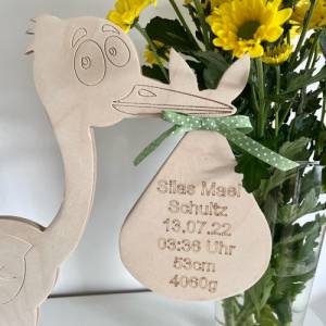 Geschenk zur Geburt Storch aus Holz personalisiert mit eingravierten Geburtsdaten Bild 5