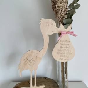 Geschenk zur Geburt Storch aus Holz personalisiert mit eingravierten Geburtsdaten Bild 6