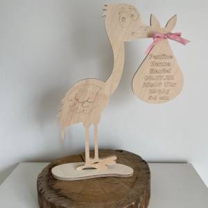 Geschenk zur Geburt Storch aus Holz personalisiert mit eingravierten Geburtsdaten Bild 7