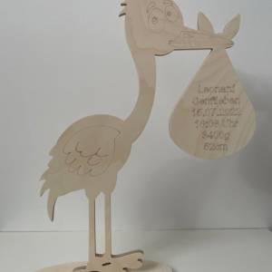 Geschenk zur Geburt Storch aus Holz personalisiert mit eingravierten Geburtsdaten Bild 8