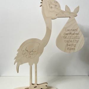 Geschenk zur Geburt Storch aus Holz personalisiert mit eingravierten Geburtsdaten Bild 9