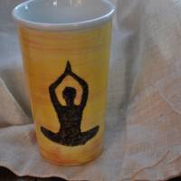 Unikat ToGo Becher aus Porzellan mit Yogamotiv "Lotussitz" Bild 1