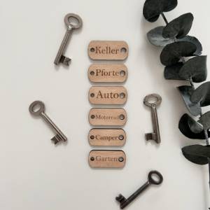 Schlüsselanhänger personalisiert aus Holz für das Schlüsselbrett Autoschlüssel Bild 3