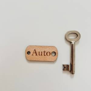 Schlüsselanhänger personalisiert aus Holz für das Schlüsselbrett Autoschlüssel Bild 8