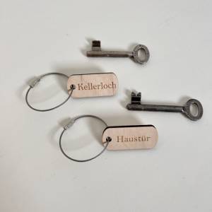 Schlüsselanhänger personalisiert aus Holz für das Schlüsselbrett Autoschlüssel Bild 9
