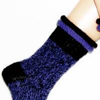 Sofa-Socken handgestrickt, schwarz-lila Ringelsocken, Wohlfühlsocken dicke Damensocken, Kuschelsocken, Wunschgröße Bild 3