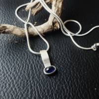 schmeichelhafter Silberanhänger mit blauem Saphir und Schlangenkette, er ist perfekt als Unikat gearbeitet Bild 1