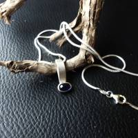 schmeichelhafter Silberanhänger mit blauem Saphir und Schlangenkette, er ist perfekt als Unikat gearbeitet Bild 2