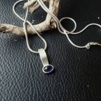 schmeichelhafter Silberanhänger mit blauem Saphir und Schlangenkette, er ist perfekt als Unikat gearbeitet Bild 3