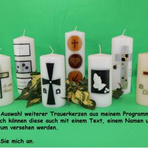 moderne, dunkle  Trauerkerze Alpha Omega mit Kreuz in silber und Echtwachsbeschriftung, Gedenkkerze, personalisierbar Bild 5