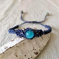 zierliches Makramee Armband in dunkelblau mit Glasperle Bild 3